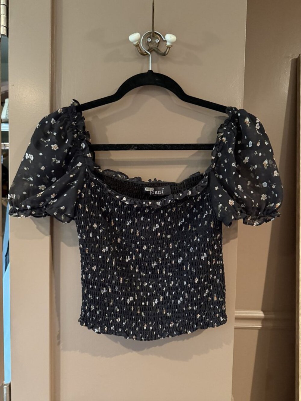 Kourt Black Floral Smocked Puff Sleeve Crop Top M